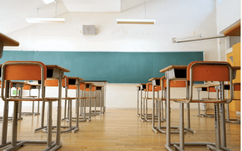 Estamos discutindo tudo, menos quem educa nossos filhos.