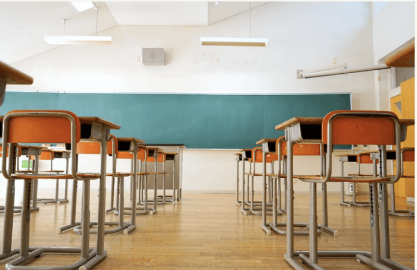 Estamos discutindo tudo, menos quem educa nossos filhos.