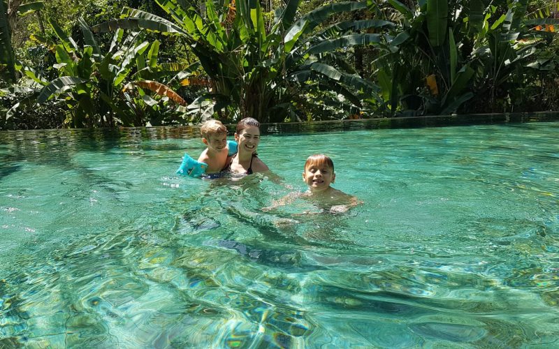 Piscina com águas cristalinas