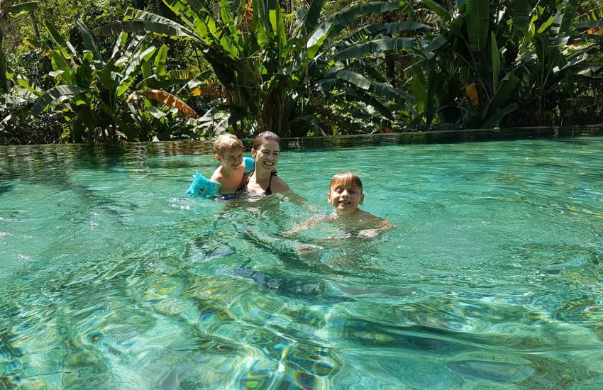 Piscina com águas cristalinas