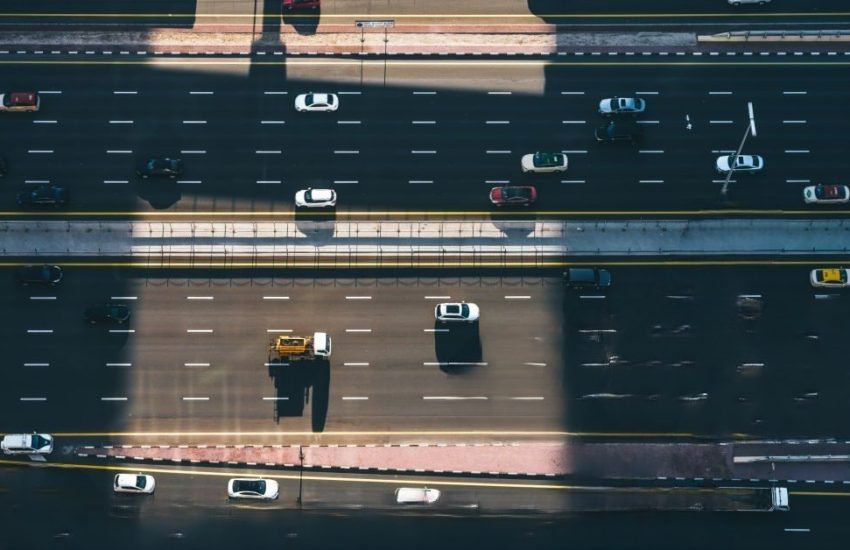 Vista de cima de uma via expressa de Dubai - Foto: Unsplash