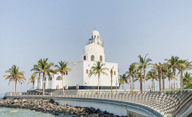 Farol beira-mar em Jeddah no mar vermelho