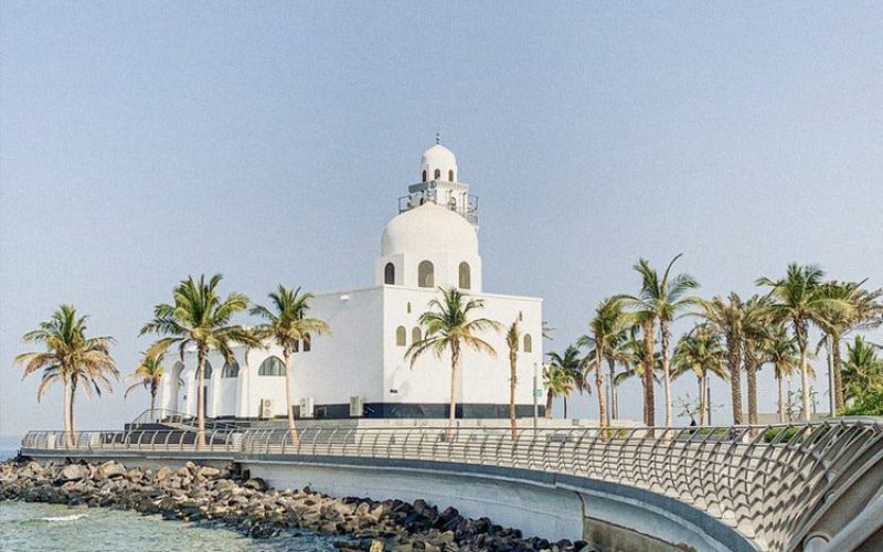 Farol beira-mar em Jeddah no mar vermelho