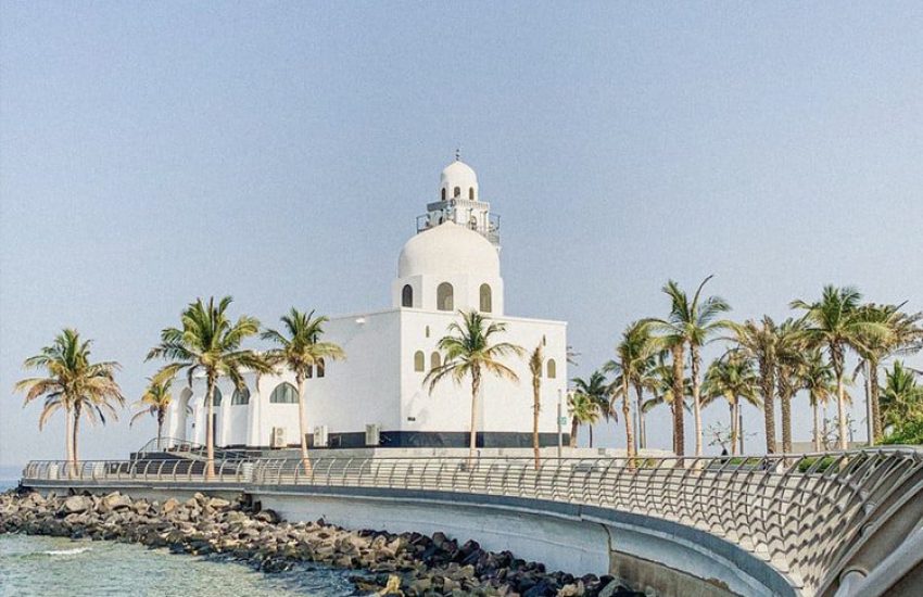 Farol beira-mar em Jeddah no mar vermelho
