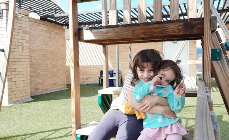 crianças em meio a mudança de país