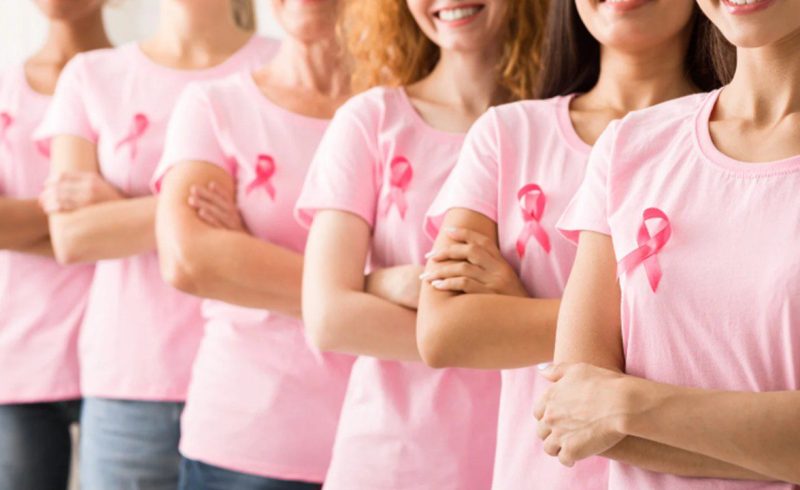 mulheres vestidas de rosa