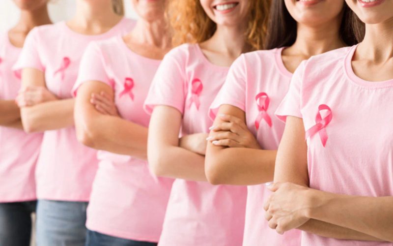 mulheres vestidas de rosa