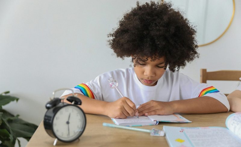 Bilinguismo não causa atraso. Bilinguismo revela processos diferentes