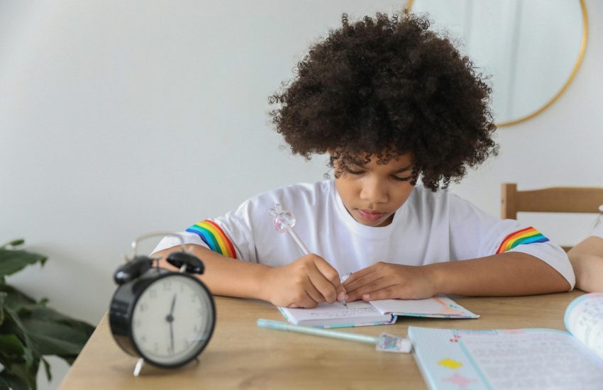 Bilinguismo não causa atraso. Bilinguismo revela processos diferentes