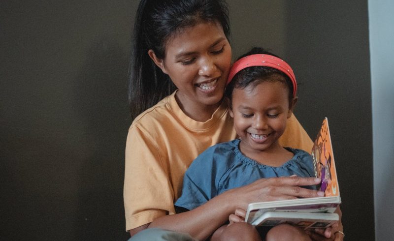 Os livros ajudam a criar conexão com a lingua portuguesa.