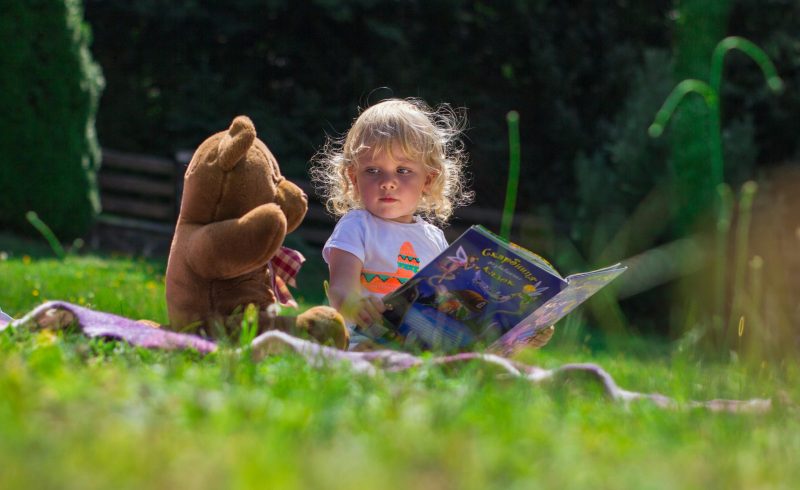 Uma dúvida corrente entre os pais é o momento de alfabetizar seus filhos em português