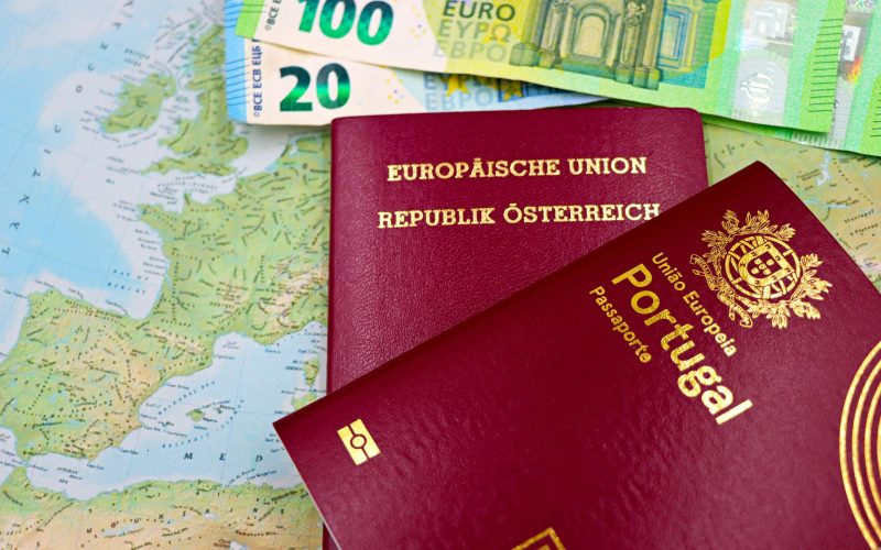 passaporte português e notas de euro