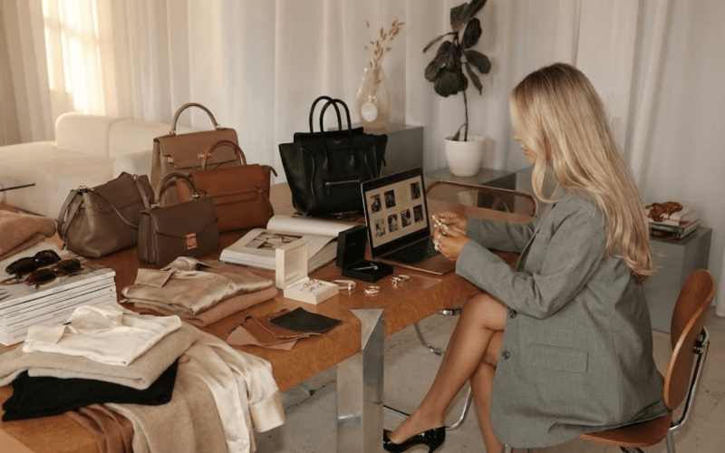 Processo de planejamento de um guarda-roupa que represente a pessoa. Um momento de pesquisa e autoconhecimento.